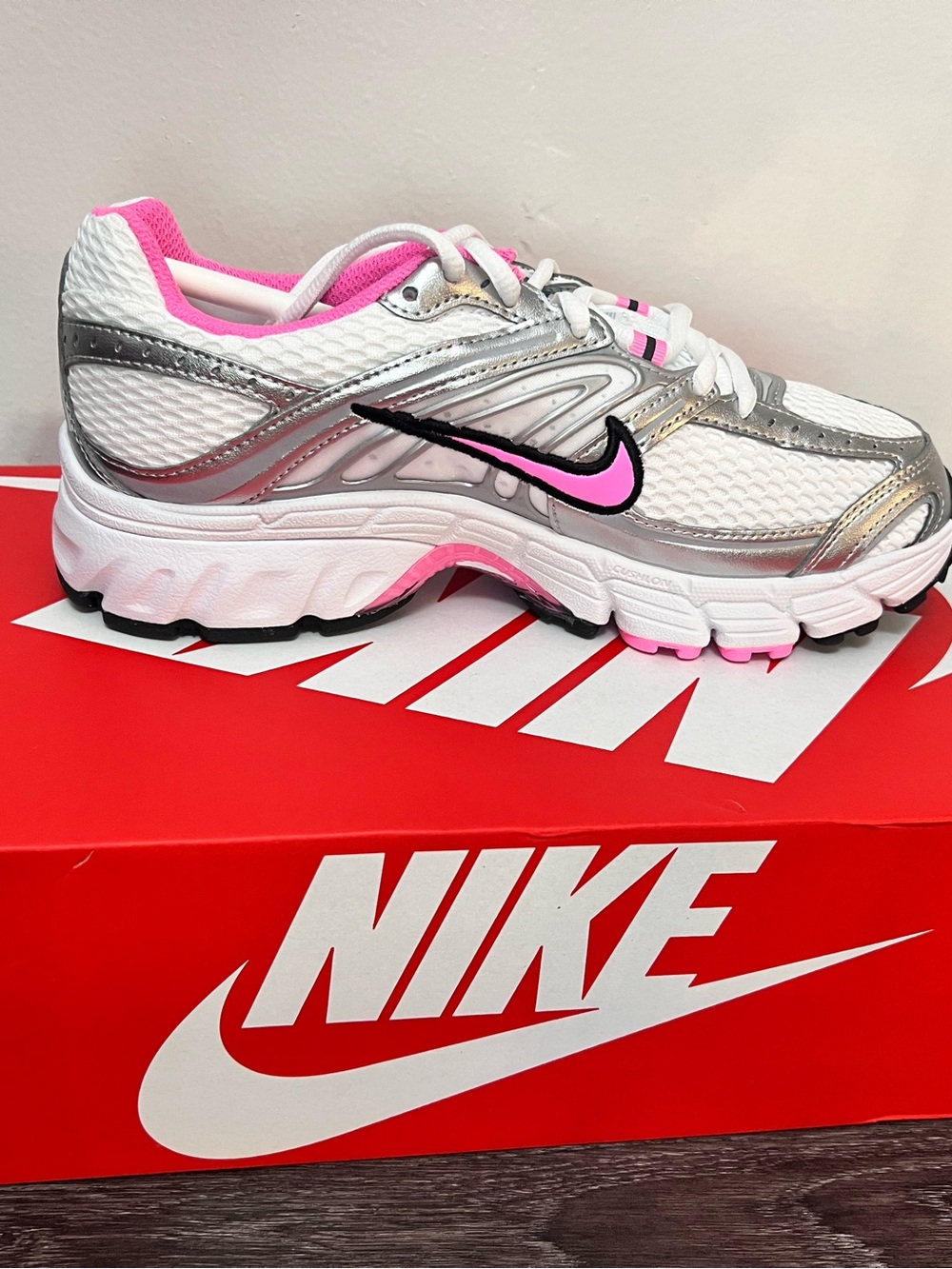 Nike Air Max Moto 2K Women's White/Pink Shoes. Size 8. New in box. Missing tags